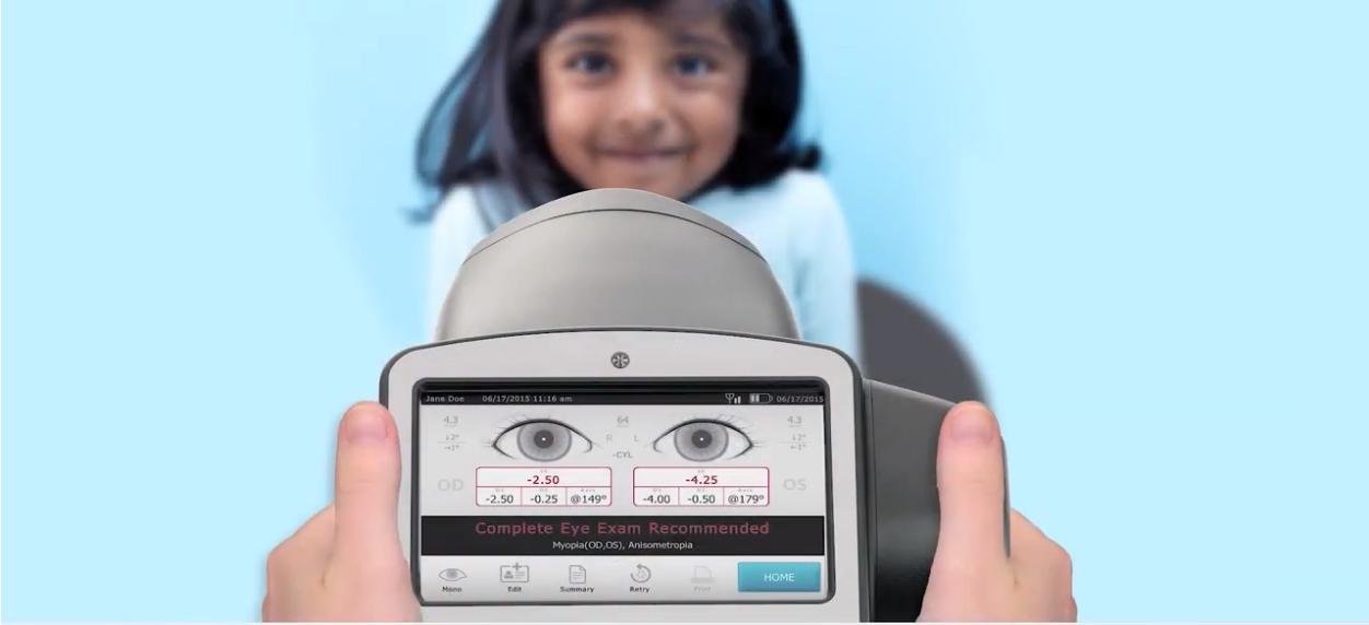 Criança sendo avaliada com Spot Vision Screener